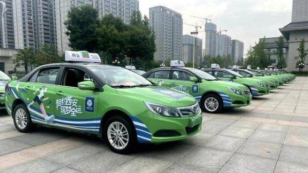 陕西西安出租车外饰及顶灯换上新装 驾驶员更换新制服